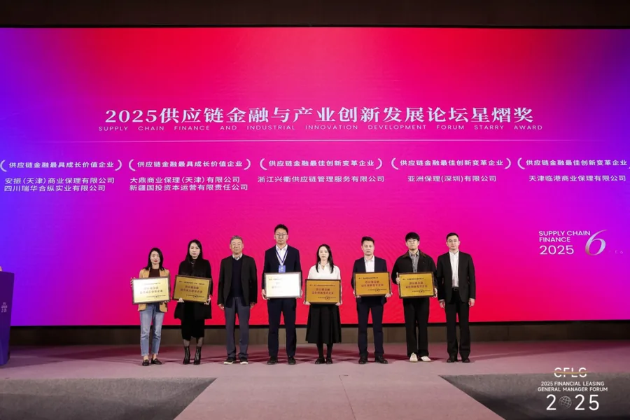 获奖嘉宾与企业代表合影